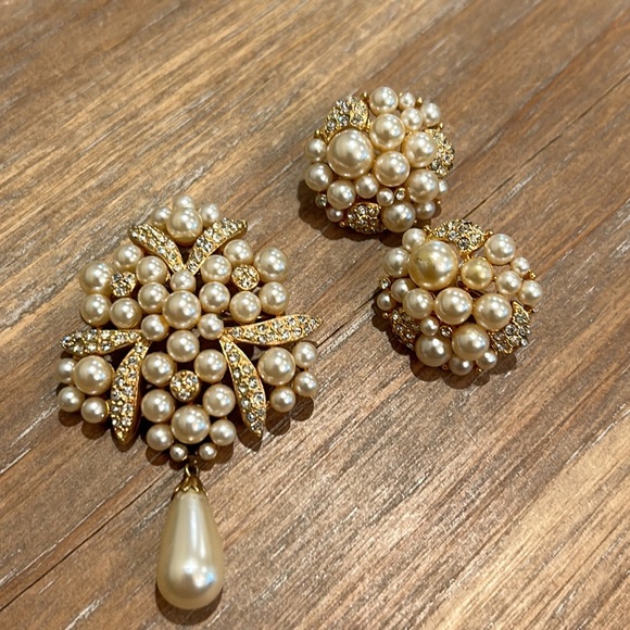Vintage R. Mandle Pearl Brooch & Matching Earring Set. - Picture 7 of 14